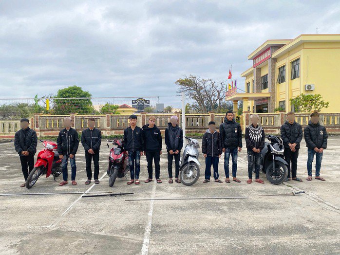 Nhóm đối tượng liên quan cùng tang vật và phương tiện trong vụ án tại trụ sở cơ quan Công an