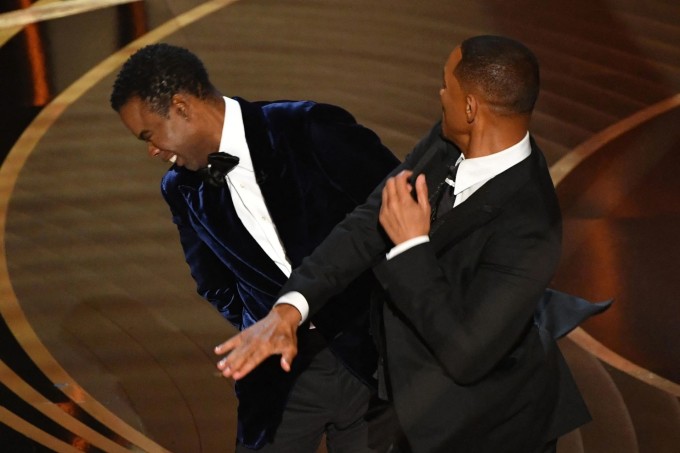 Will Smith tát Chris Rock.
