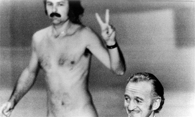 Khán giả khỏa thân chạy ngang qua sân khấu.