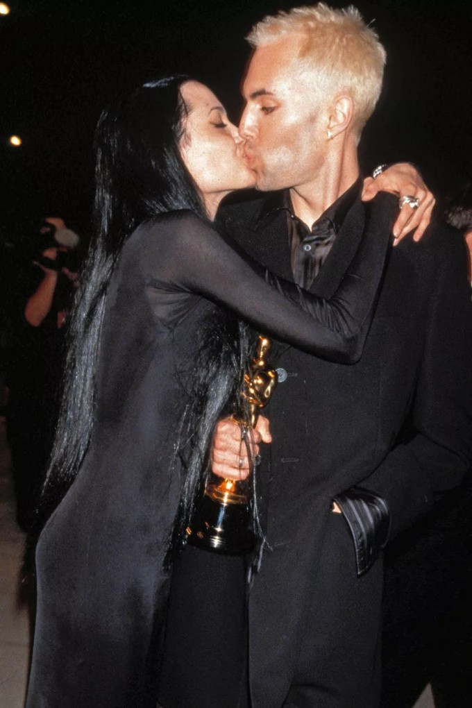 Angelina Jolie hôn môi anh trai.