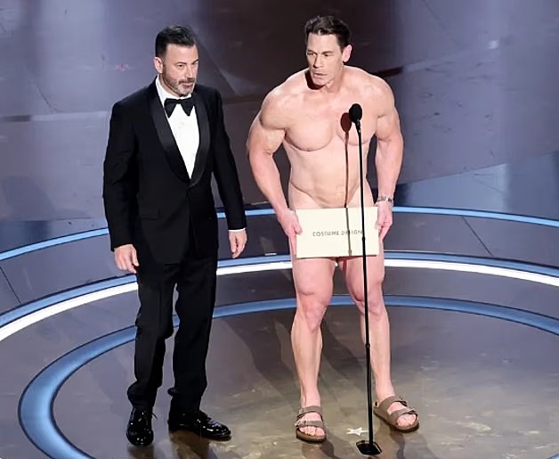 John Cena gây chú ý với màn thoát y.