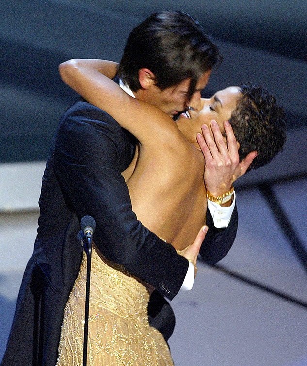 Adrien Brody hôn Halle Berry.