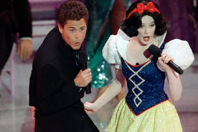 Rob Lowe có màn song ca "thảm họa" cùng Bạch Tuyết.