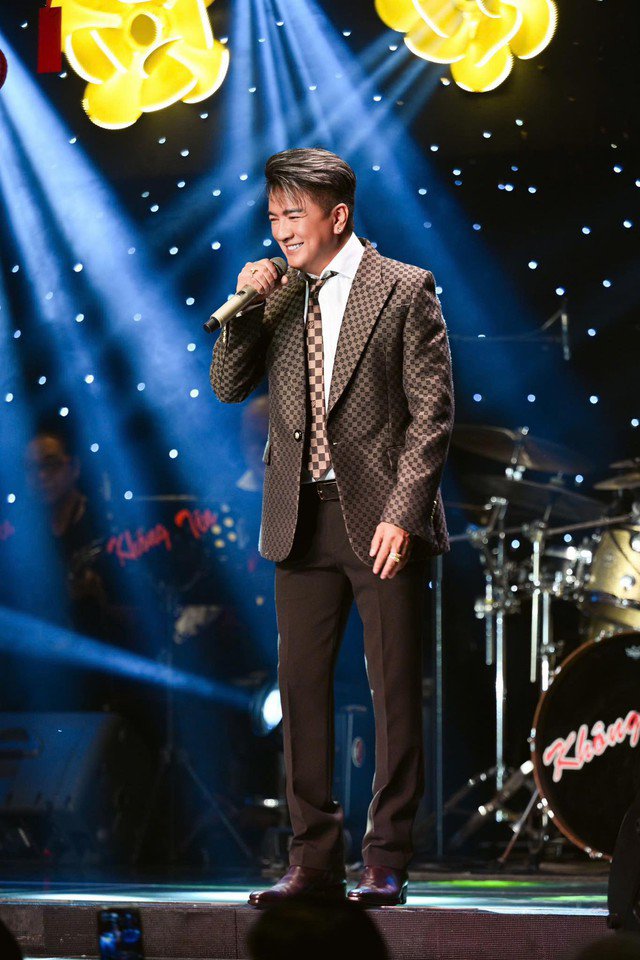 Đàm Vĩnh Hưng là một ca sĩ chuyên nghiệp trên sân khấu.