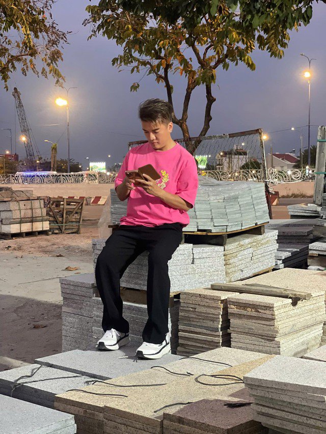 Thời gian qua, anh còn chuyển nhà về một quận khác để phù hợp với điều kiện đi học của con trai.