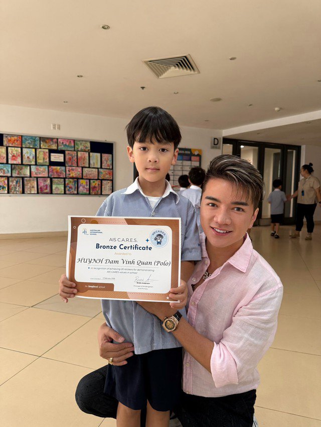 Ngoài đời anh là người cha tỉ mỉ, dịu dàng với con.