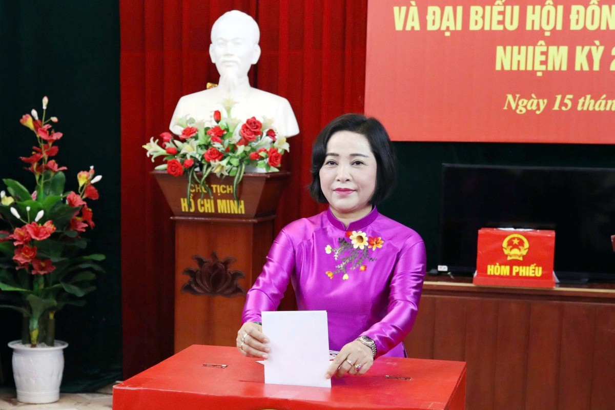 Đầu giờ sáng, Phó chủ tịch Quốc hội Nguyễn Thị Thanh đã bỏ phiếu tại khu vực bầu cử số 27, phường Hoa Lư, Ninh Bình. Ảnh: Trọng Hiếu