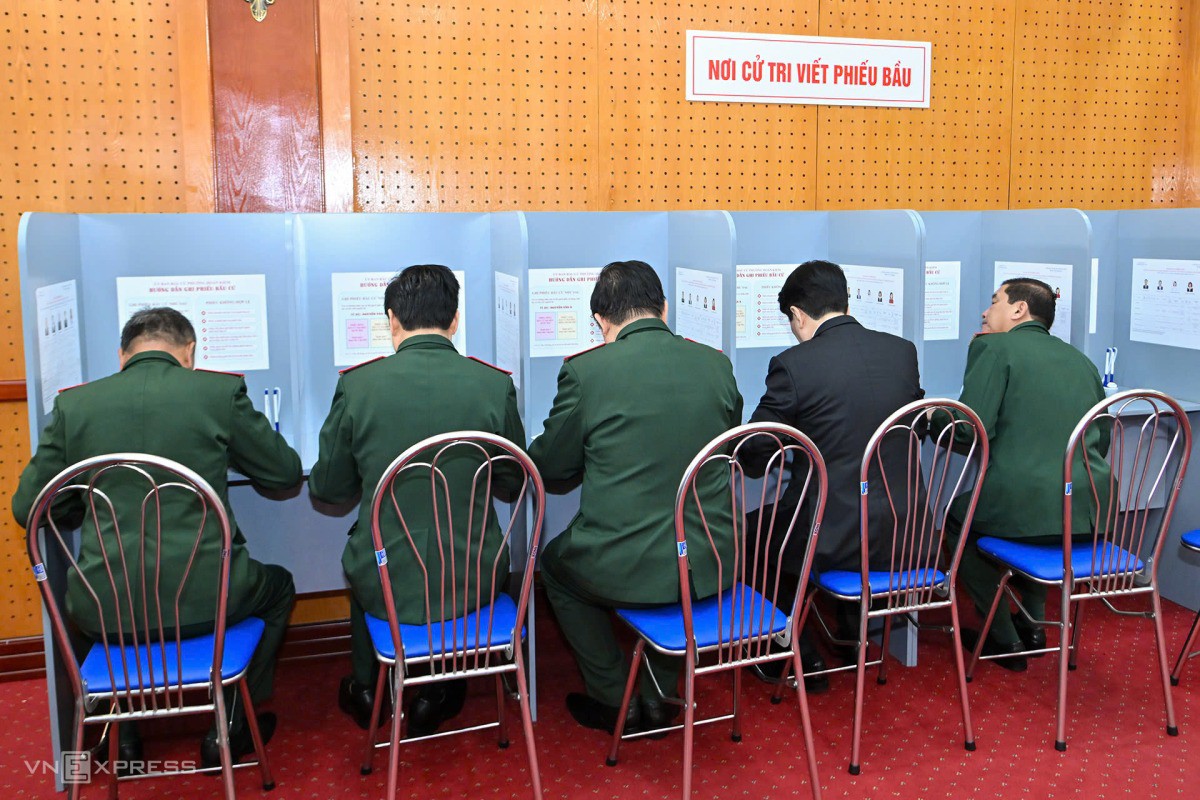 Lãnh đạo Đảng, Nhà nước đi bỏ phiếu - 5