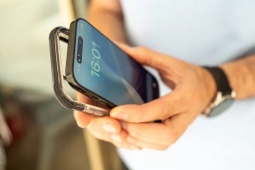 Vì sao ngày càng nhiều người bắt đầu bỏ ốp lưng điện thoại?