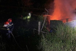 Xe đầu kéo bốc cháy sau tai nạn, tài xế tử vong