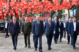 Lãnh đạo Đảng, Nhà nước đi bỏ phiếu