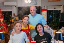 Ảnh sao 15/3: Hoàng Oanh 'Mắt Ngọc' đón mẹ sang thăm nhà ven sông ở Mỹ