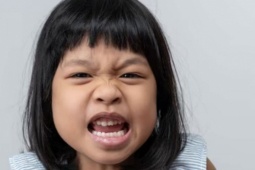 Trẻ EQ thấp có 2 biểu hiện này khi ăn và khi tức giận