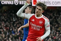 Nam sinh lớp 11 giúp Arsenal tiến sát ngôi vương, lập kỳ tích Ngoại hạng Anh
