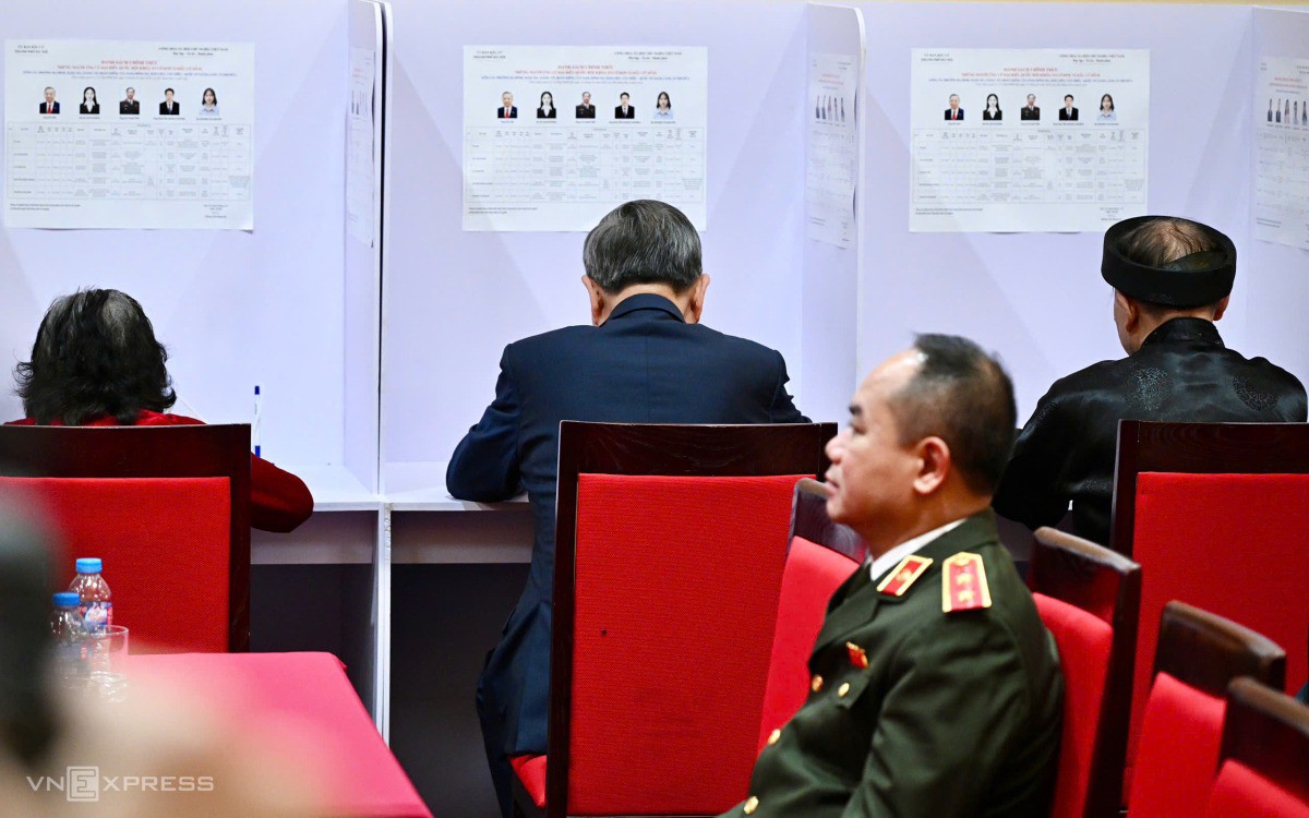 Tổng Bí thư Tô Lâm (ngồi giữa) ghi phiếu bầu cử. Ảnh:&nbsp;Giang Huy