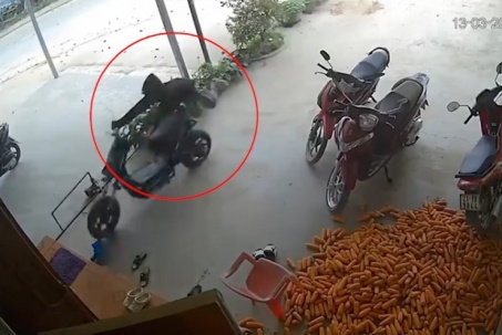 Clip: Kinh hoàng nam sinh chế xe máy điện phóng như gió rồi lao thẳng vào nhà dân