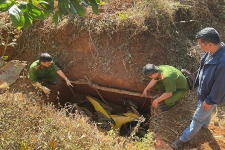 Hai kẻ giang hồ đào hố giữa rừng sâu, chuẩn bị 4 xe máy đi cướp ngân hàng