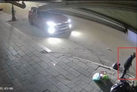 Truy tìm ô tô lao lên vỉa hè, tông gãy chân người phụ nữ rồi bỏ chạy