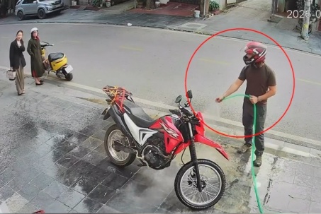 Clip: Tưởng vòi nước công cộng, chàng trai ngoại quốc vô tư lấy rửa xe