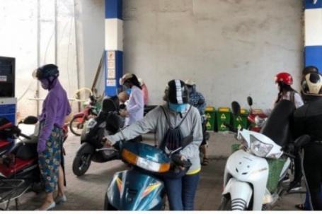 Giá xăng dầu tăng, người tiêu dùng thay đổi thói quen chi tiêu