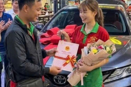 Nam nhân viên trúng độc đắc 18 tỉ đồng tiếp tục gây bất ngờ khi tặng ô tô cho em gái chủ quán