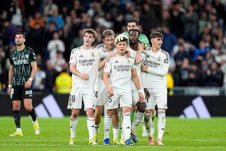 Arbeloa từng ngày "ghi điểm" tại Real Madrid, dàn sao trẻ gây sốt khi đá hay hơn đàn anh