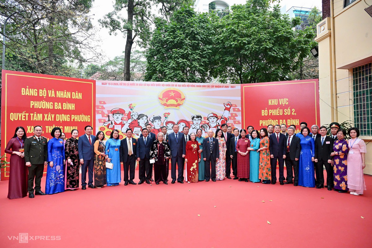 Ông giao lưu với người dân trên địa bàn. Ảnh:&nbsp;Giang Huy