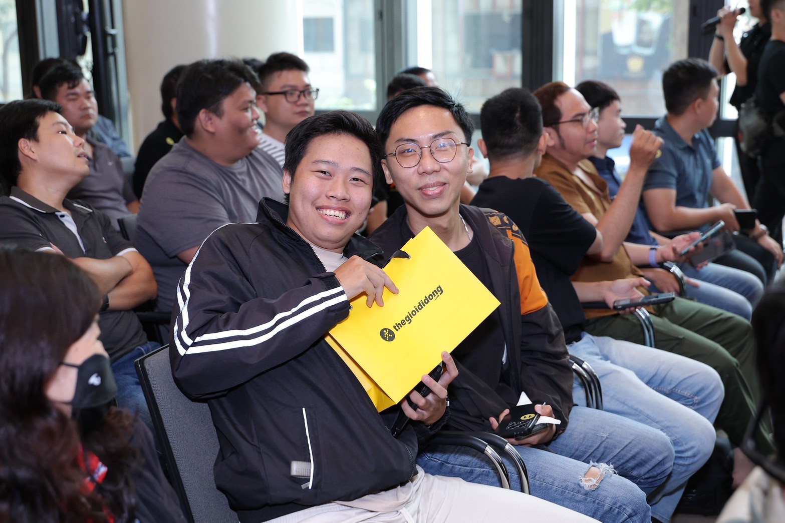 Nhân viên TGDD tận tình hướng dẫn khách trải nghiệm các tính năng nhiếp ảnh chuyên sâu