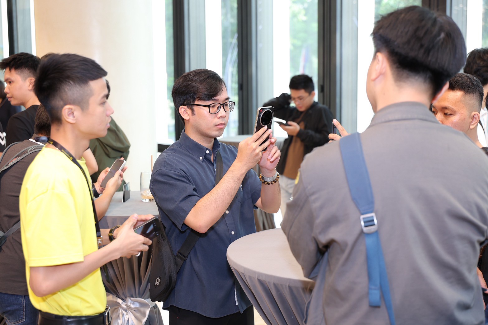 Khách hàng may mắn nhận được nhiều quà tặng hấp dẫn cười rạng rỡ