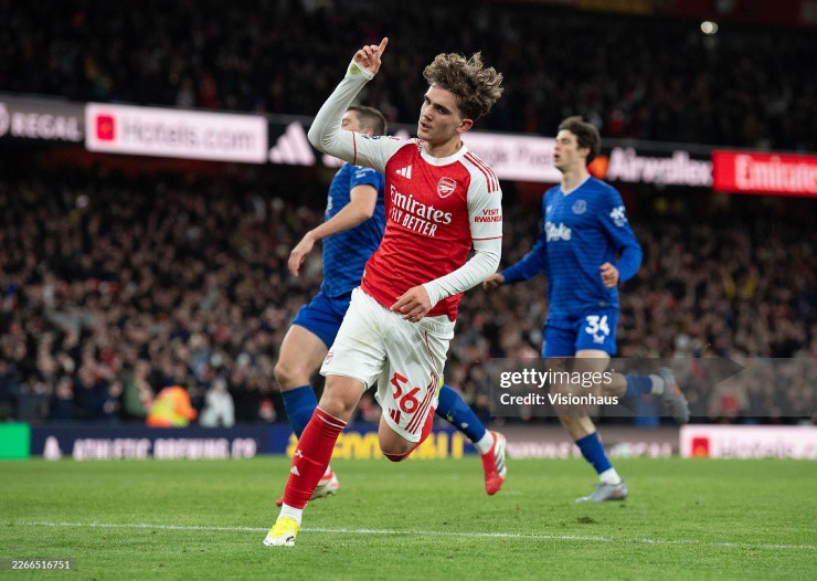 Max Dowman trở thành kỷ lục gia Ngoại hạng Anh dù vẫn cắp sách đến trường