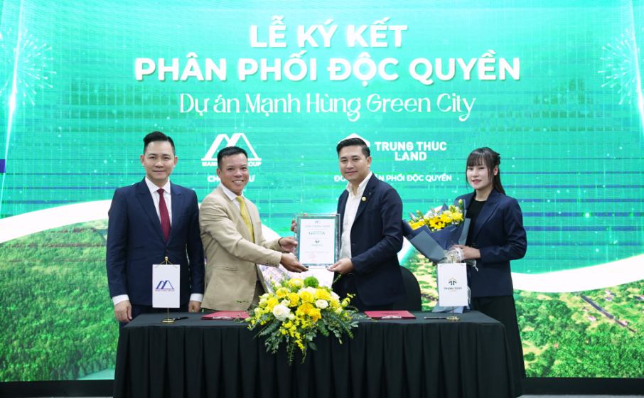 Đại diện Mạnh Hùng Group và Trung Thực Land ký kết phân phối độc quyền dự án Mạnh Hùng Green City.&nbsp;&nbsp;&nbsp; &nbsp; &nbsp;