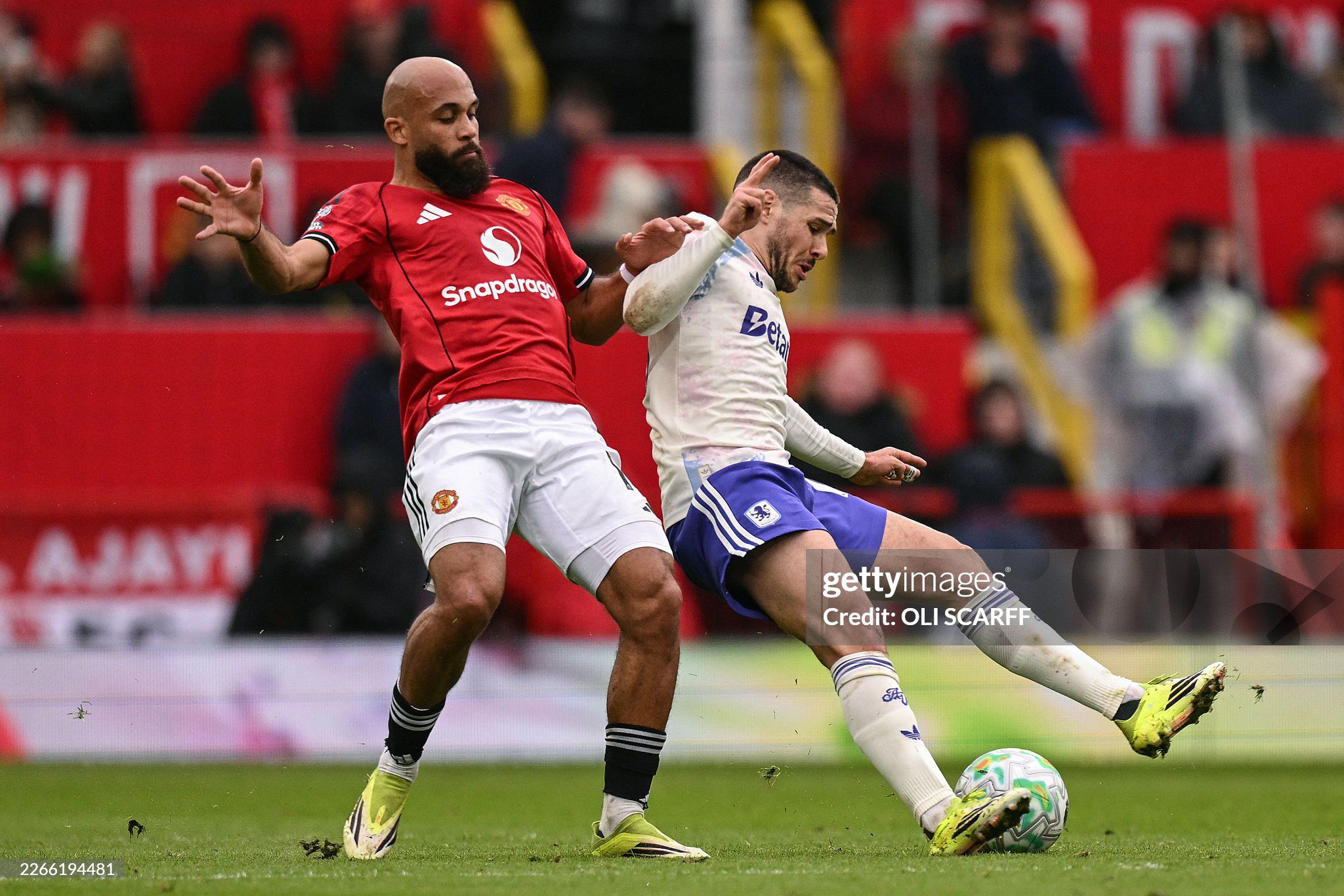 MU gặp khó trong hiệp một