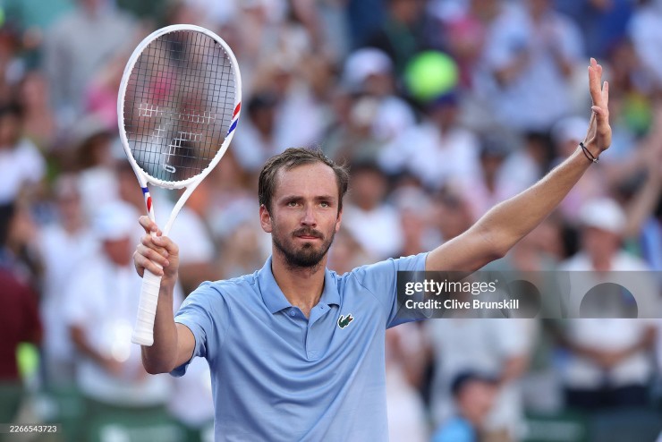 Medvedev gây sốc khi đánh bại Alcaraz