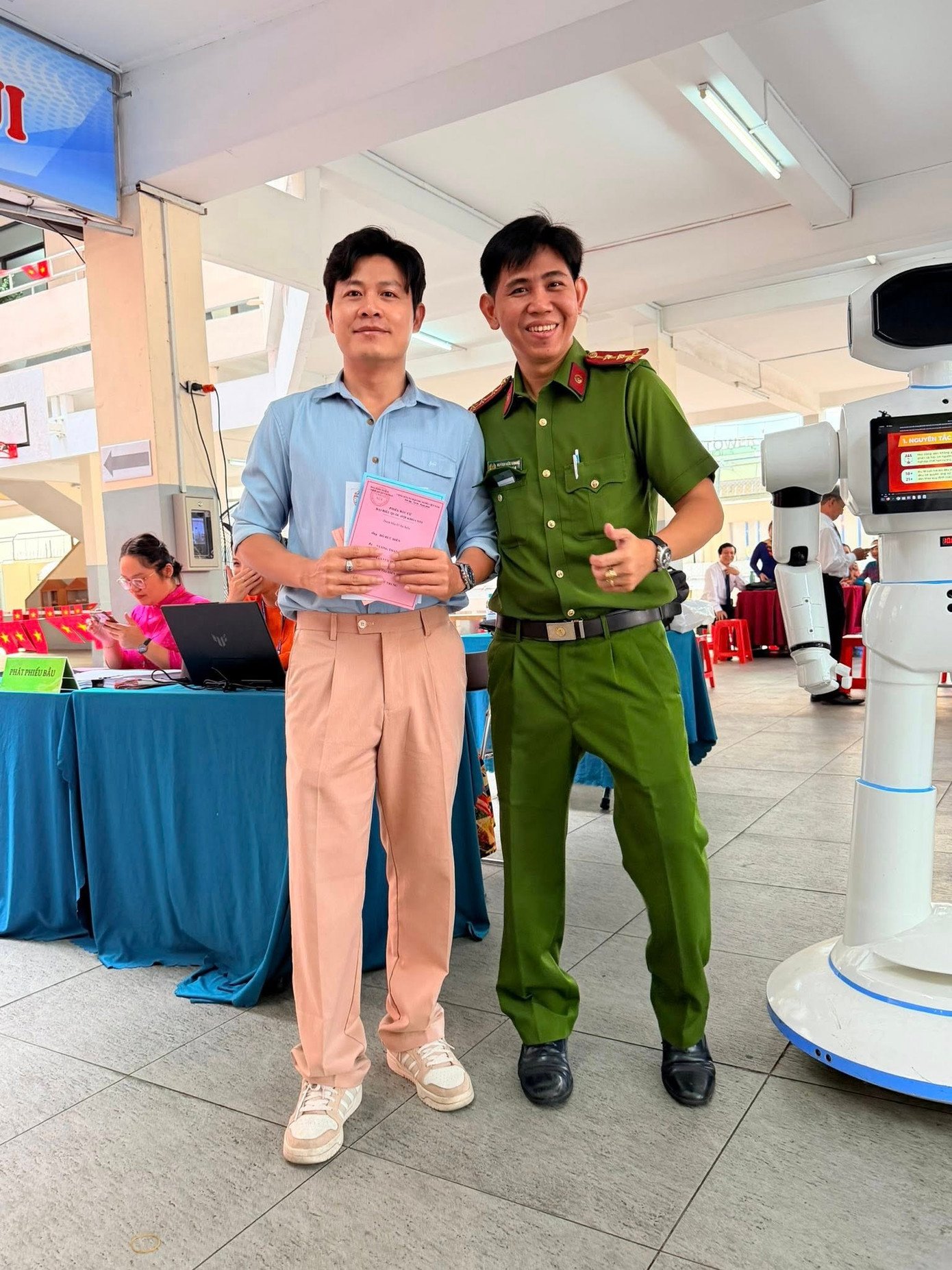 Không chỉ tham gia bỏ phiếu, một số nghệ sĩ còn góp phần lan tỏa tinh thần ngày bầu cử bằng hoạt động sáng tạo. Nhạc sĩ Nguyễn Văn Chung sáng tác ca khúc Niềm tin từ lá phiếu trong khuôn khổ cuộc vận động sáng tác chào mừng bầu cử do Hội Âm nhạc TPHCM phát động. Anh cho biết muốn truyền tải thông điệp về quyền và nghĩa vụ công dân thông qua giai điệu gần gũi, dễ nhớ, đặc biệt hướng tới giới trẻ.