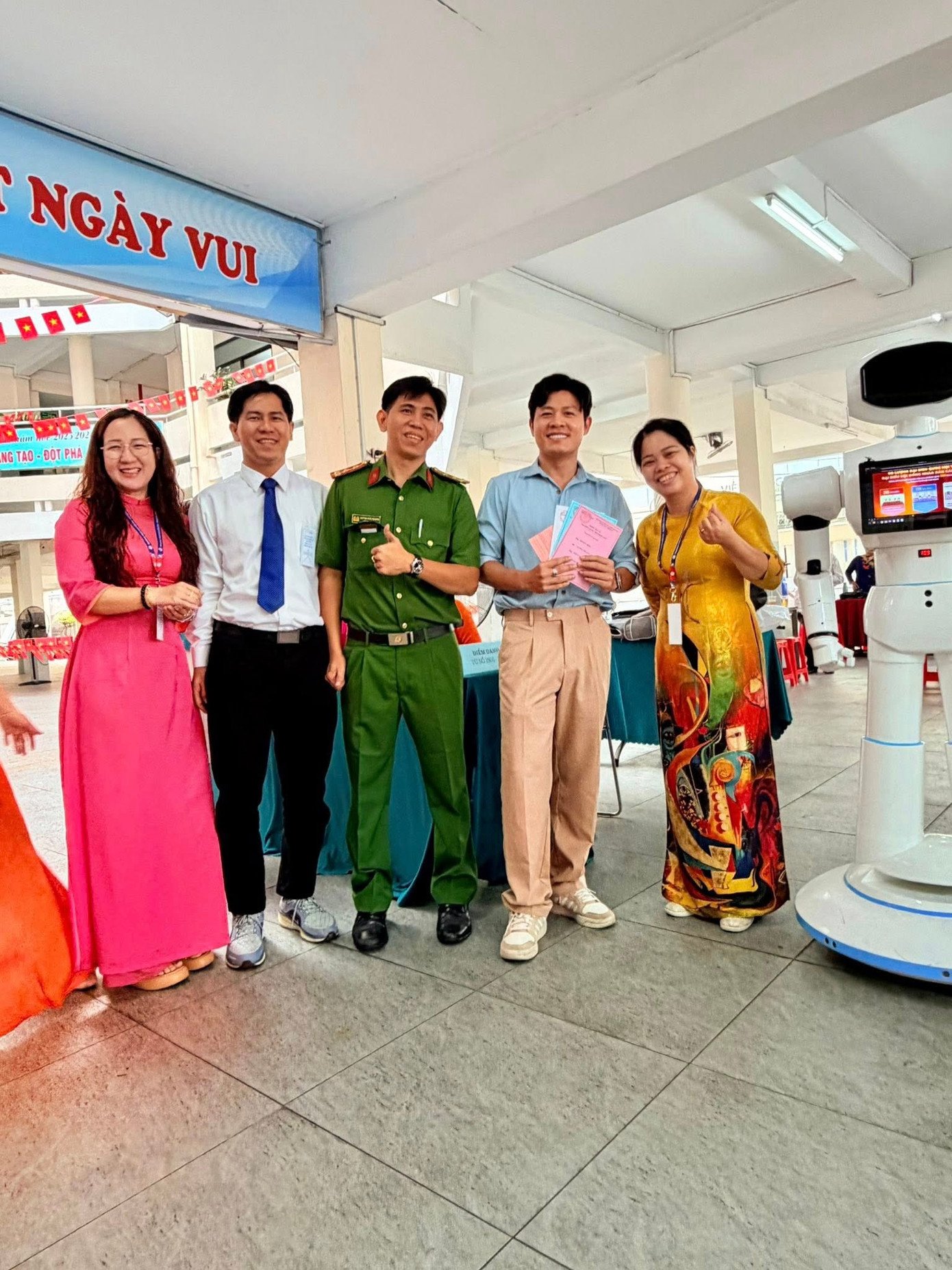 Không chỉ tham gia bỏ phiếu, một số nghệ sĩ còn góp phần lan tỏa tinh thần ngày bầu cử bằng hoạt động sáng tạo. Nhạc sĩ Nguyễn Văn Chung sáng tác ca khúc Niềm tin từ lá phiếu trong khuôn khổ cuộc vận động sáng tác chào mừng bầu cử do Hội Âm nhạc TPHCM phát động. Anh cho biết muốn truyền tải thông điệp về quyền và nghĩa vụ công dân thông qua giai điệu gần gũi, dễ nhớ, đặc biệt hướng tới giới trẻ.