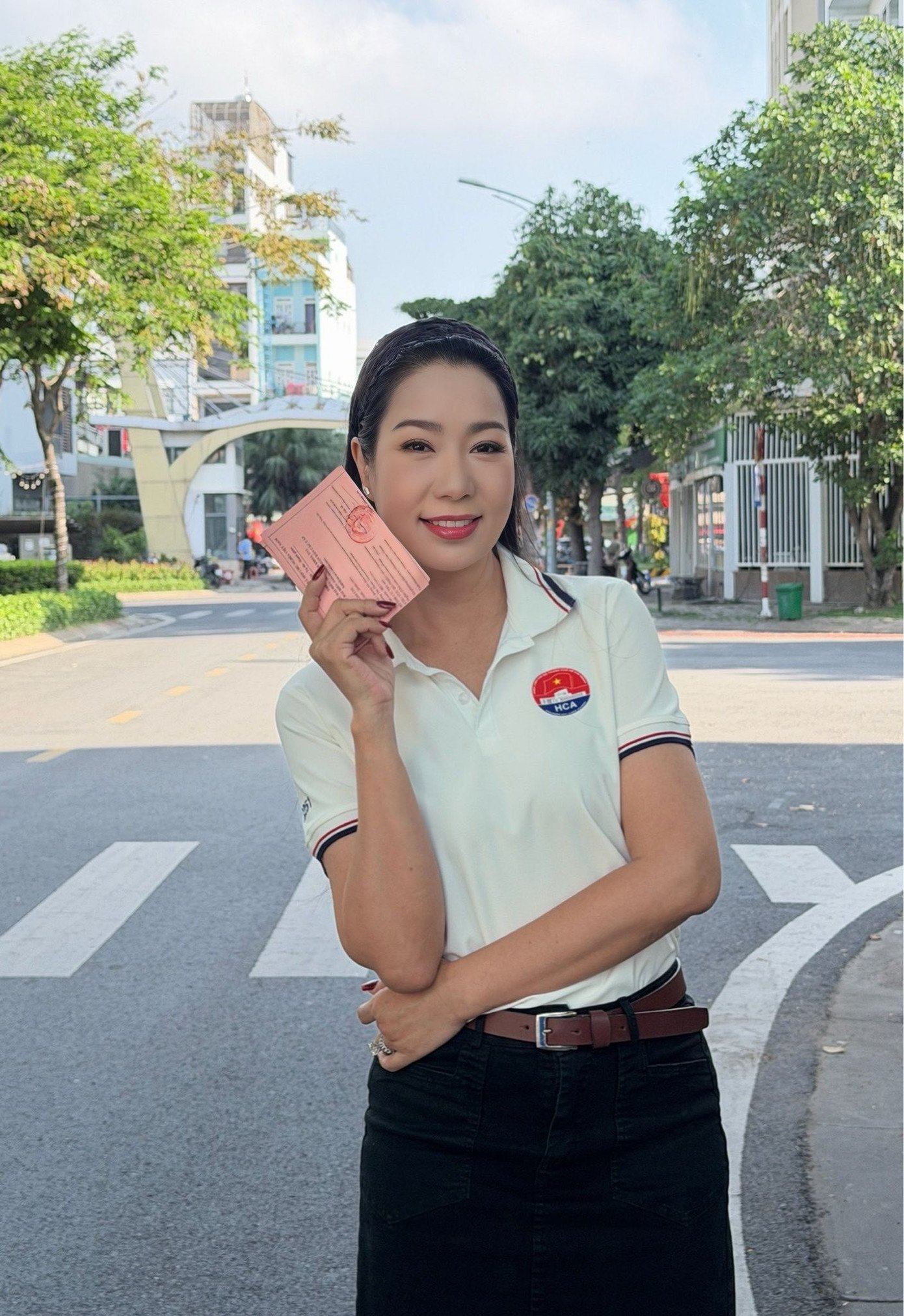 NSƯT Trịnh Kim Chi đăng tải hình ảnh đi bầu cử cùng bà con khu phố. Nữ nghệ sĩ cho biết buổi sáng đi bỏ phiếu diễn ra giản dị nhưng ấm áp khi mọi người đều vui vẻ, thân thiện.