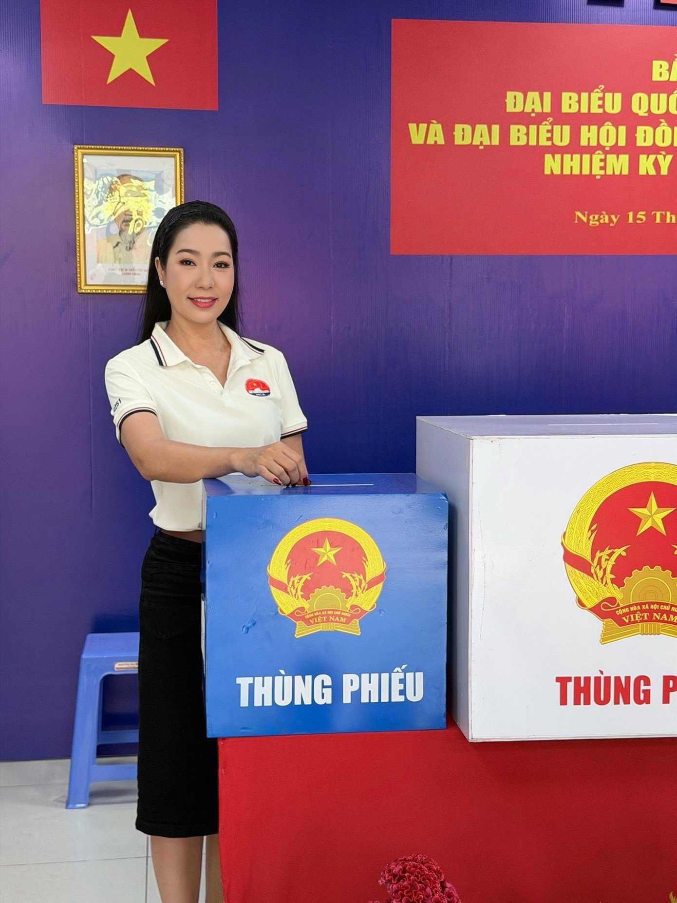 NSƯT Trịnh Kim Chi đăng tải hình ảnh đi bầu cử cùng bà con khu phố. Nữ nghệ sĩ cho biết buổi sáng đi bỏ phiếu diễn ra giản dị nhưng ấm áp khi mọi người đều vui vẻ, thân thiện.