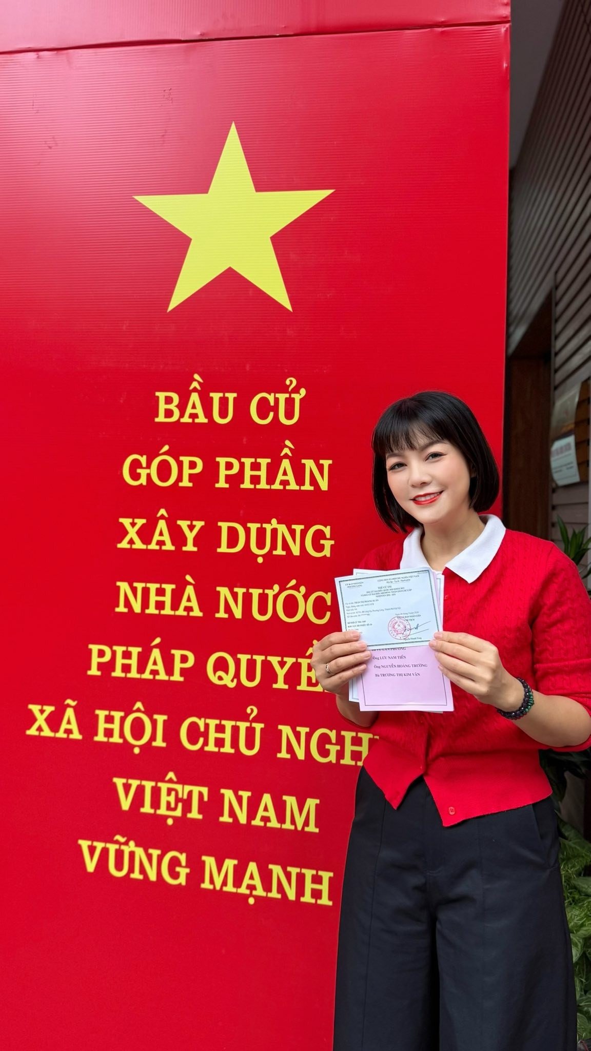 Ở Hà Nội, diễn viên Hoàng Xuân đưa con gái đi bầu cử tại khu vực bỏ phiếu số 16, phường Láng. Cô cho biết dù bận rộn công việc gia đình nhưng vẫn ưu tiên tham gia sự kiện quan trọng của đất nước từ sớm.