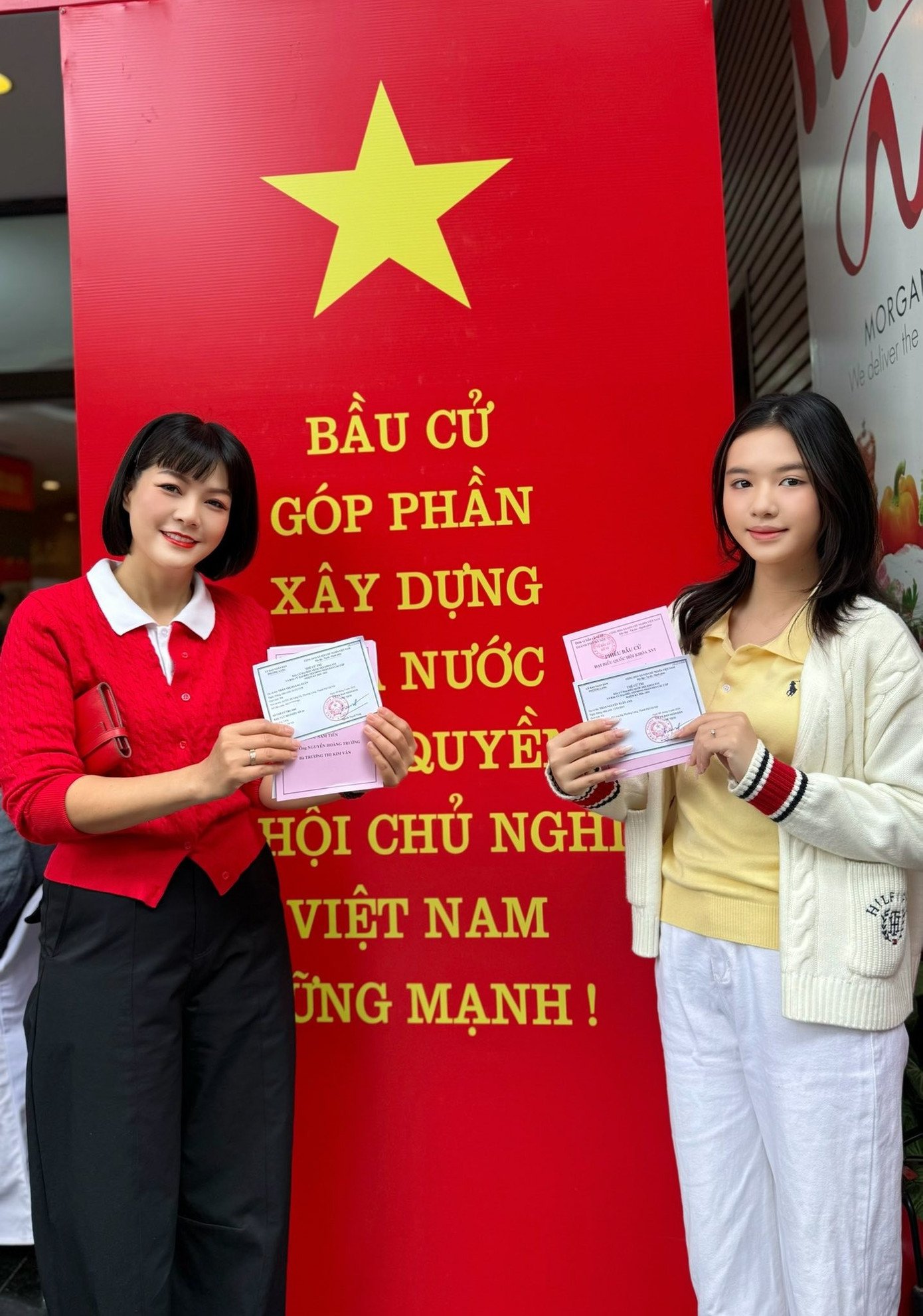 Ở Hà Nội, diễn viên Hoàng Xuân đưa con gái đi bầu cử tại khu vực bỏ phiếu số 16, phường Láng. Cô cho biết dù bận rộn công việc gia đình nhưng vẫn ưu tiên tham gia sự kiện quan trọng của đất nước từ sớm.