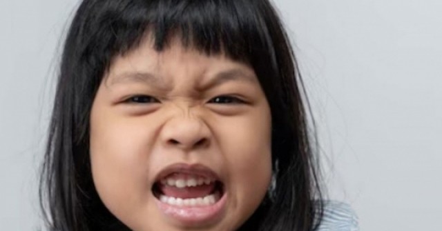 Trẻ EQ thấp có 2 biểu hiện này khi ăn và khi tức giận