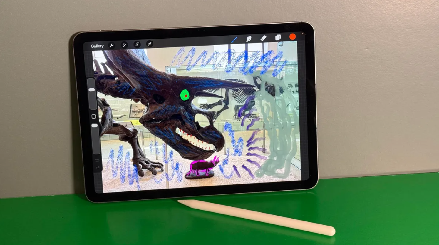 Sản phẩm cũng hỗ trợ bút Apple Pencil Pro.