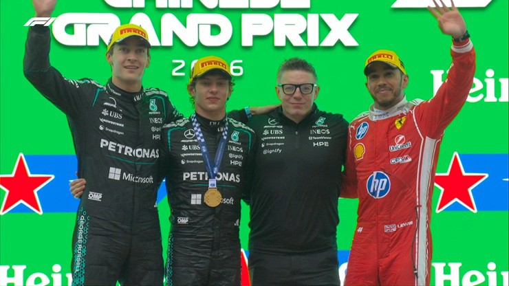 Antonelli (đeo huy chương), ăn mừng trên bục podium cùng đồng đội Russell (trái) và Hamilton (áo đỏ)