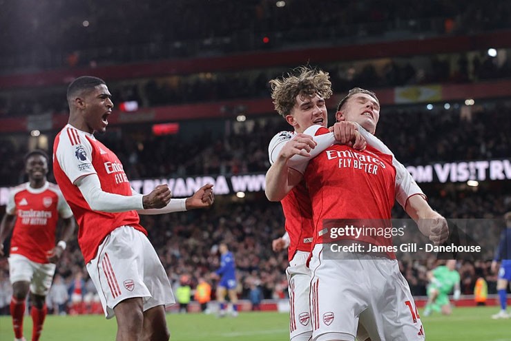 Arsenal có được niềm vui muộn màng