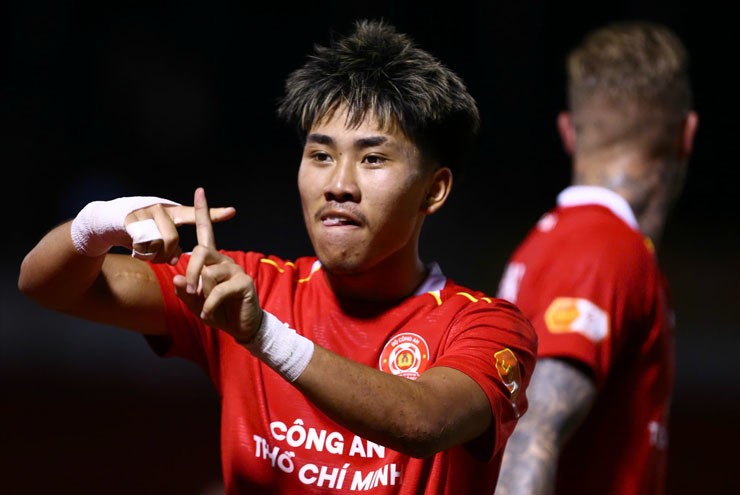 Khoa Ngô ăn mừng