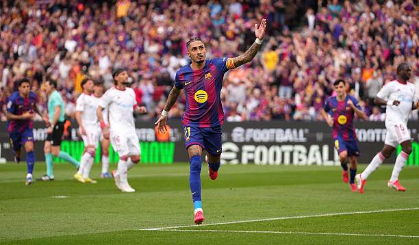 Raphinha lập hat-trick cho Barcelona