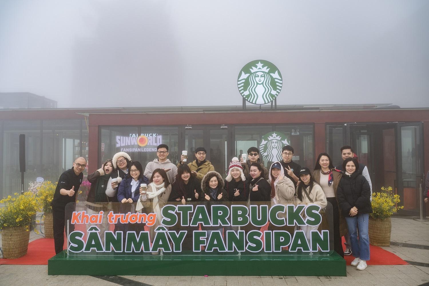 Du khách check-in với cửa hàng Starbucks Fansipan cao nhất châu Á
