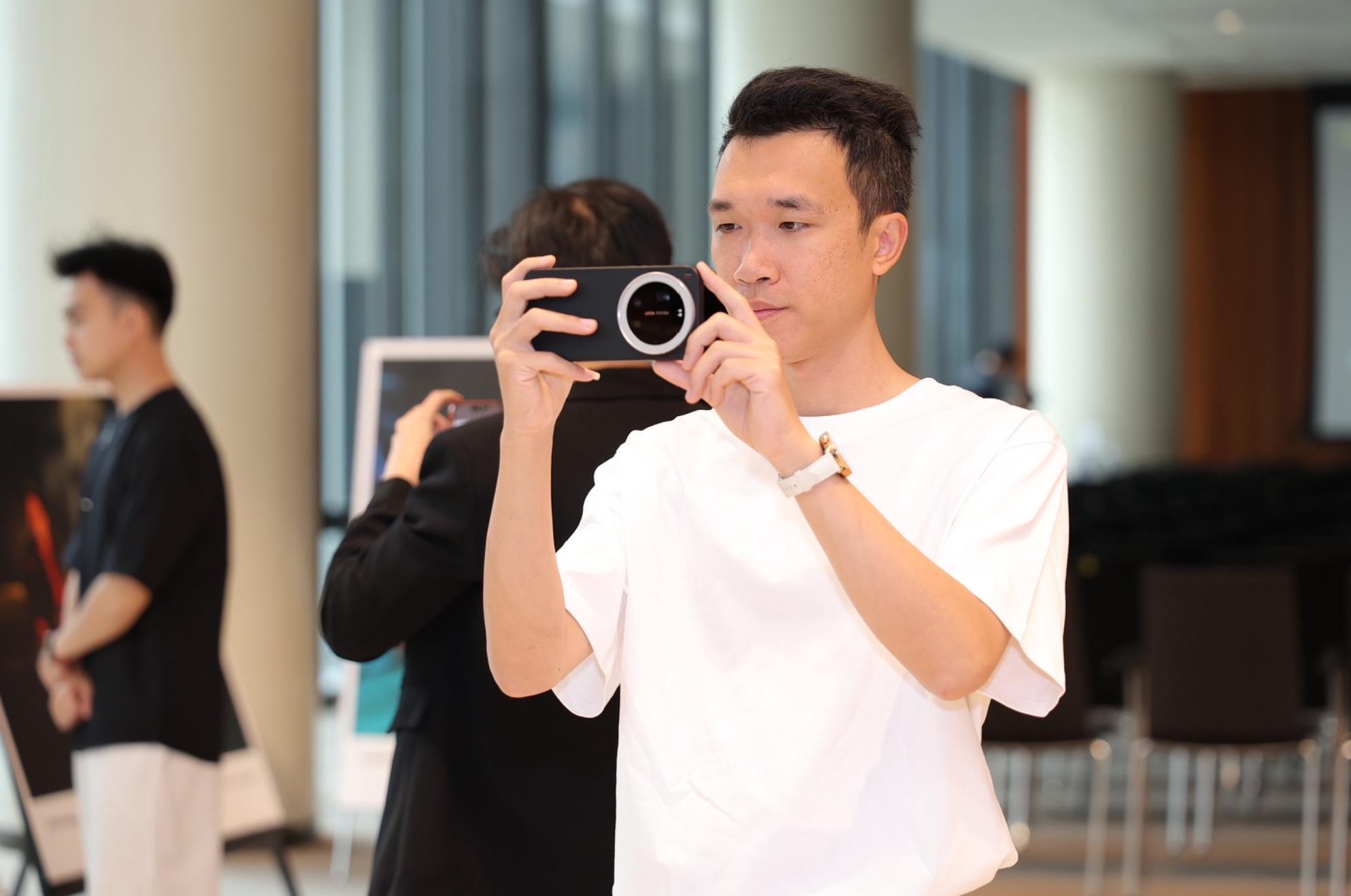 Reviewer Vinh Xô chia sẻ cách tận dụng dải tương phản siêu rộng trên Xiaomi 17 Ultra để tạo nên những bức hình đậm chất nghệ thuật