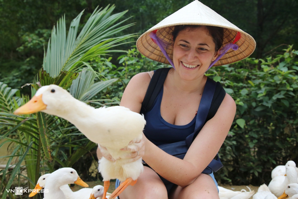 Khách Tây thử cảm giác được đàn vịt vây quanh 'massage' - 5