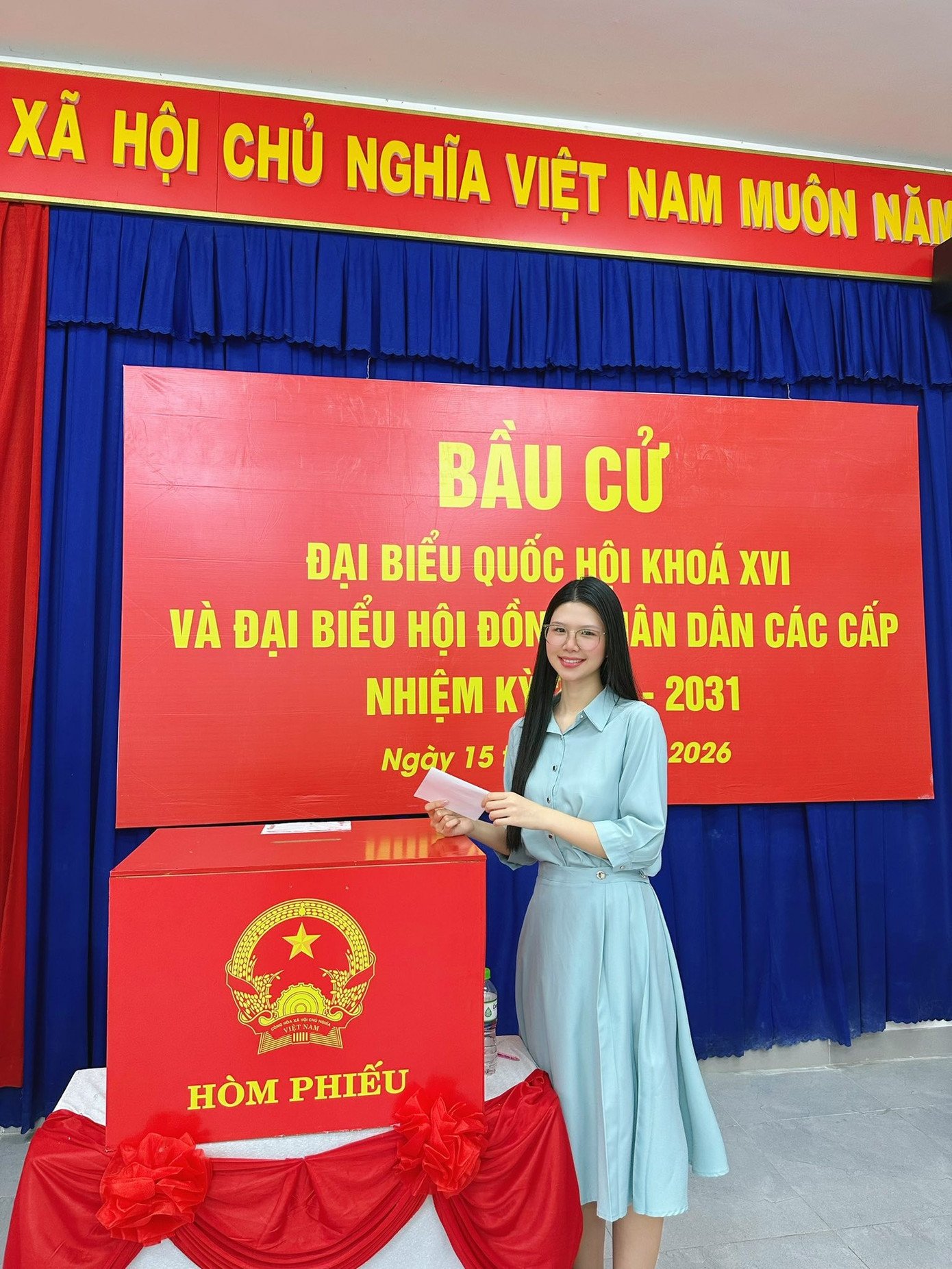 Đại sứ Thể thao và Thời trang của Hoa hậu Việt Nam 2024 Đinh Hoàng Linh Đan bày tỏ niềm tự hào khi tham gia bỏ phiếu, coi đây là hành động nhỏ nhưng chứa đựng kỳ vọng về sự phát triển của đất nước.