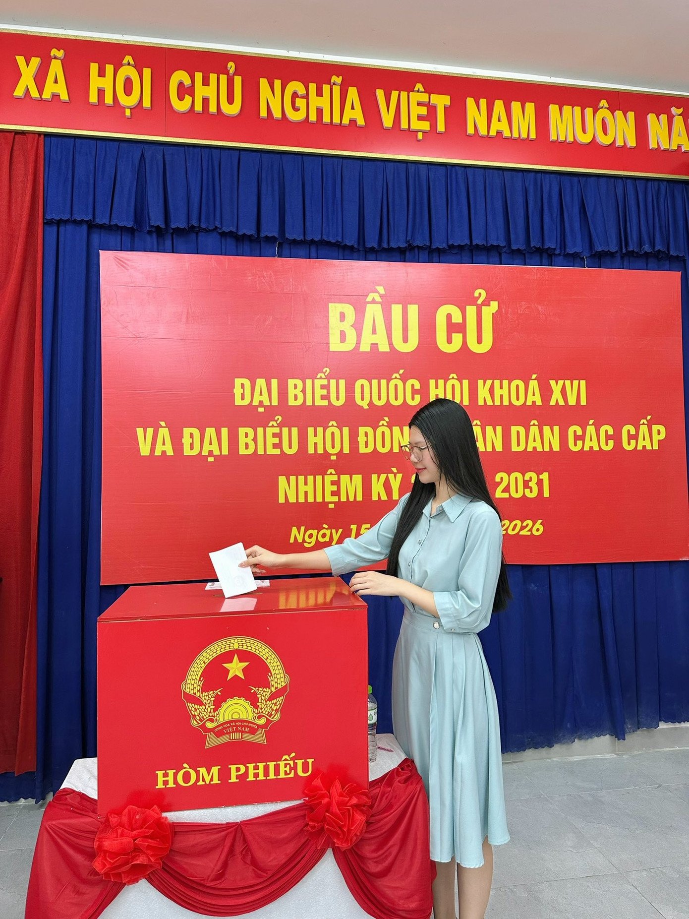 Đại sứ Thể thao và Thời trang của Hoa hậu Việt Nam 2024 Đinh Hoàng Linh Đan bày tỏ niềm tự hào khi tham gia bỏ phiếu, coi đây là hành động nhỏ nhưng chứa đựng kỳ vọng về sự phát triển của đất nước.